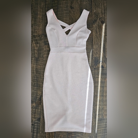 Elegant Pink Sleeveless Dress - Picture 2 of 4